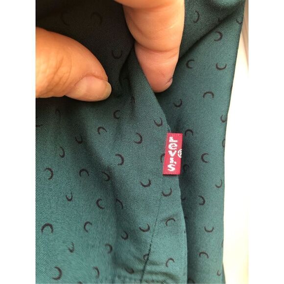 Levi’s Women's Size Extra Small (ES) Button Shirt Green with Black Moon Shapes - Picture 3 of 6
